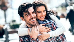 Mujer abrazando a un Escort masculino