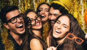 Grupo de amigos en una fiesta posando para una foto