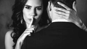 Mujer abrazando a un gigoló y pidiendo que guardes silencio