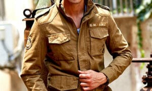 Escort, Acompañante para Mujeres con una chaqueta militar beige