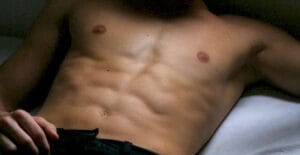 Jorge, Gigoló, Escort y Acompañante para mujeres mostrando los abdominales
