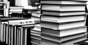 Libros apilados en una mesa