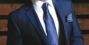 Escort, Acompañante para Mujeres con un traje y corbata azul marino