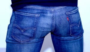 Jorge, Gigoló, Escort y Acompañante para Mujeres llevando unos pantalones vaqueros
