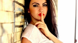 Mujer indicando silencio con el dedo