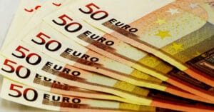 Tarifas ¿Cuánto cuesta un Gigoló, Escort o Acompañante para Mujeres? Varios billetes de 50 euros