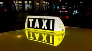 Logotipo de taxi: desplazamientos incluido en las tarifas de Gigoló
