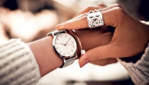 Mujer consultando la hora de su reloj de pulsera