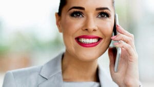 Mujer llamando por teléfono para reservar una cita con un Gigoló
