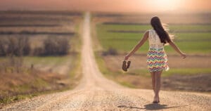 Mujer caminando en su proceso de transformación personal